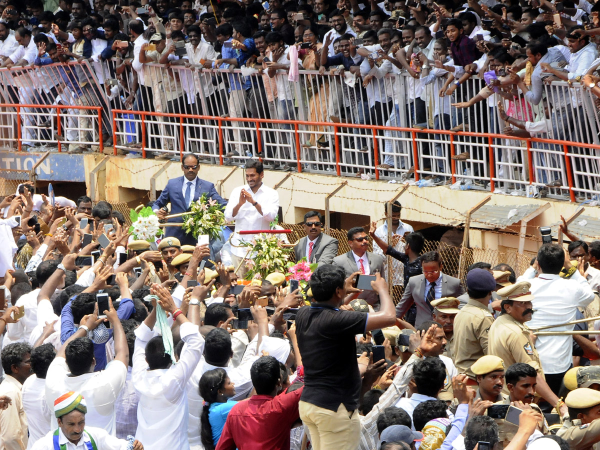 ys jagan mohan reddy fans swearing ceremony photo gallery - Sakshi4