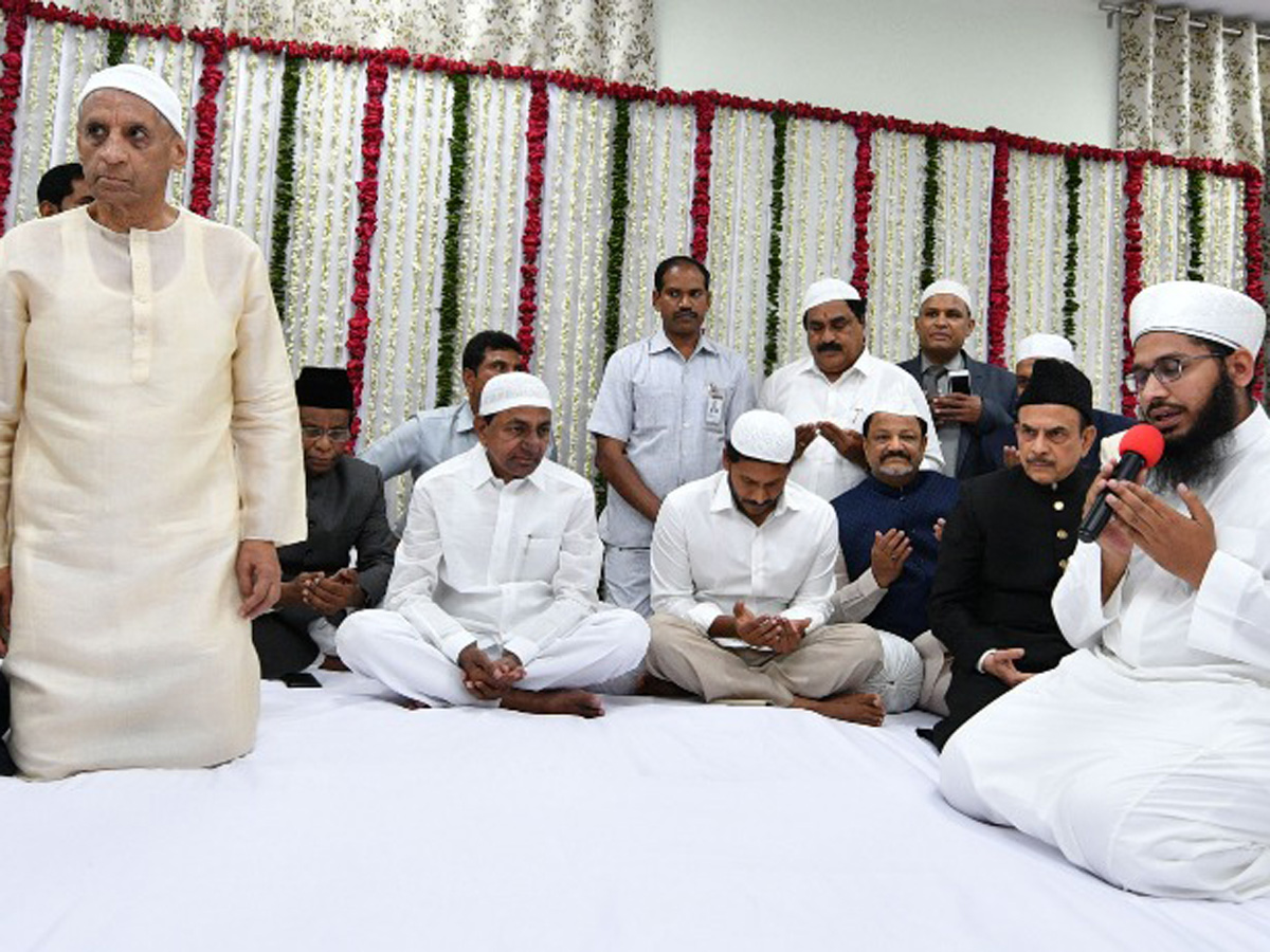 KCR AND YS Jagan To Attend Iftar Party At Raj Bhavan Photo Gallery - Sakshi10