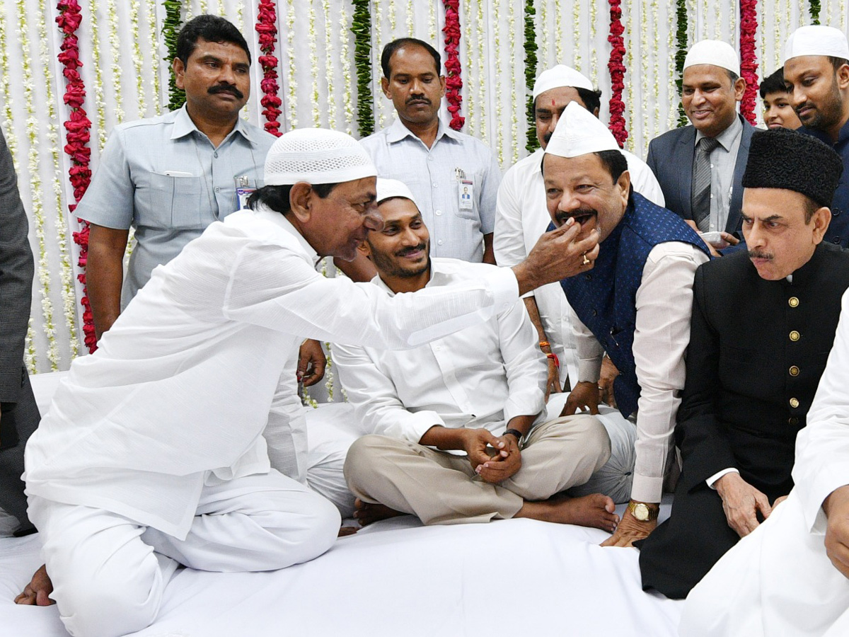 KCR AND YS Jagan To Attend Iftar Party At Raj Bhavan Photo Gallery - Sakshi14