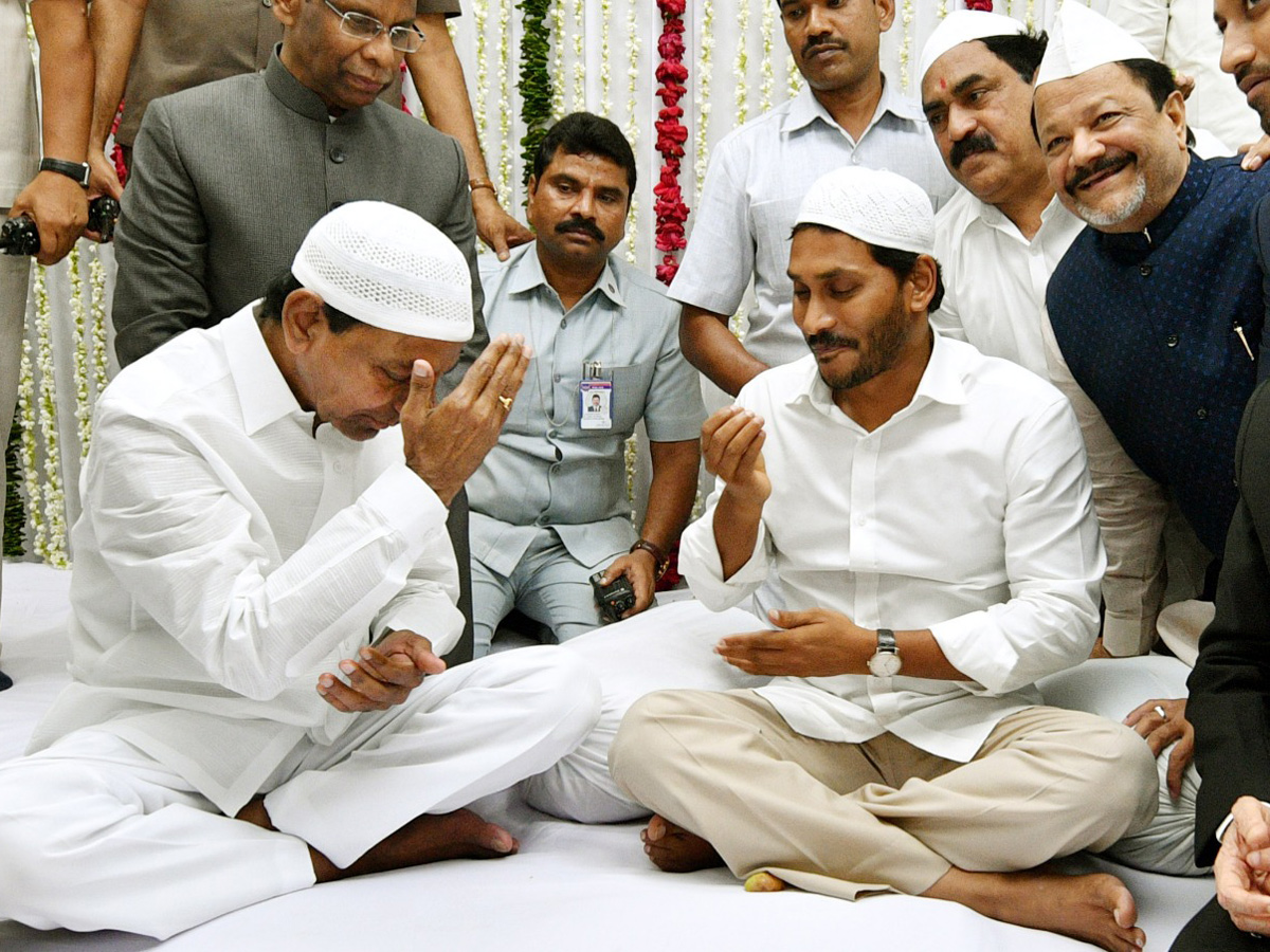 KCR AND YS Jagan To Attend Iftar Party At Raj Bhavan Photo Gallery - Sakshi16