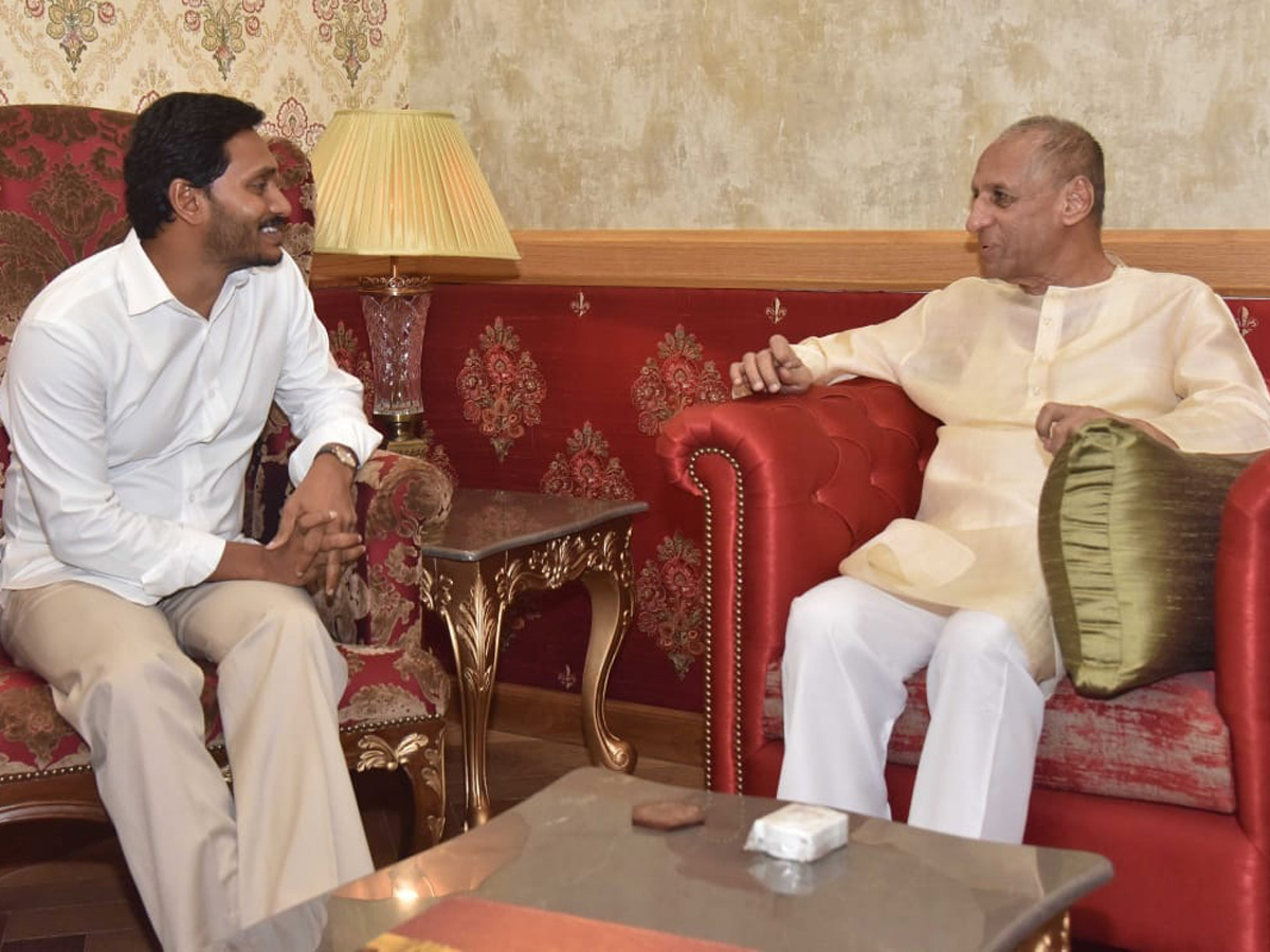 KCR AND YS Jagan To Attend Iftar Party At Raj Bhavan Photo Gallery - Sakshi18