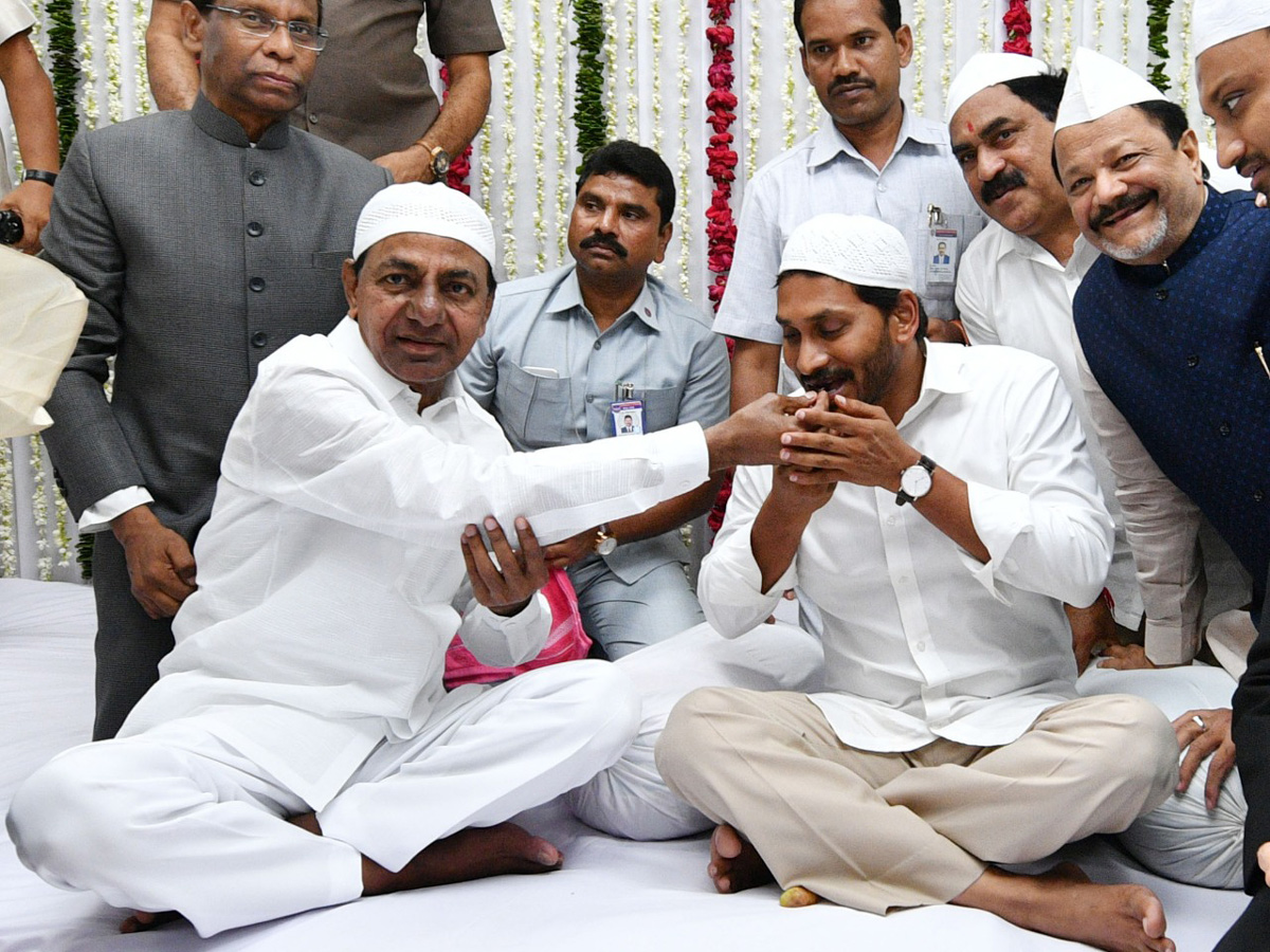 KCR AND YS Jagan To Attend Iftar Party At Raj Bhavan Photo Gallery - Sakshi19