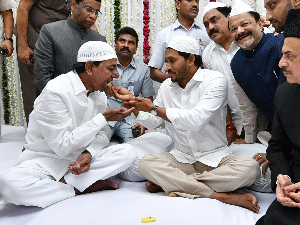 KCR AND YS Jagan To Attend Iftar Party At Raj Bhavan Photo Gallery - Sakshi2