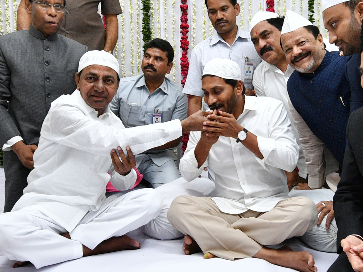 KCR AND YS Jagan To Attend Iftar Party At Raj Bhavan Photo Gallery - Sakshi3