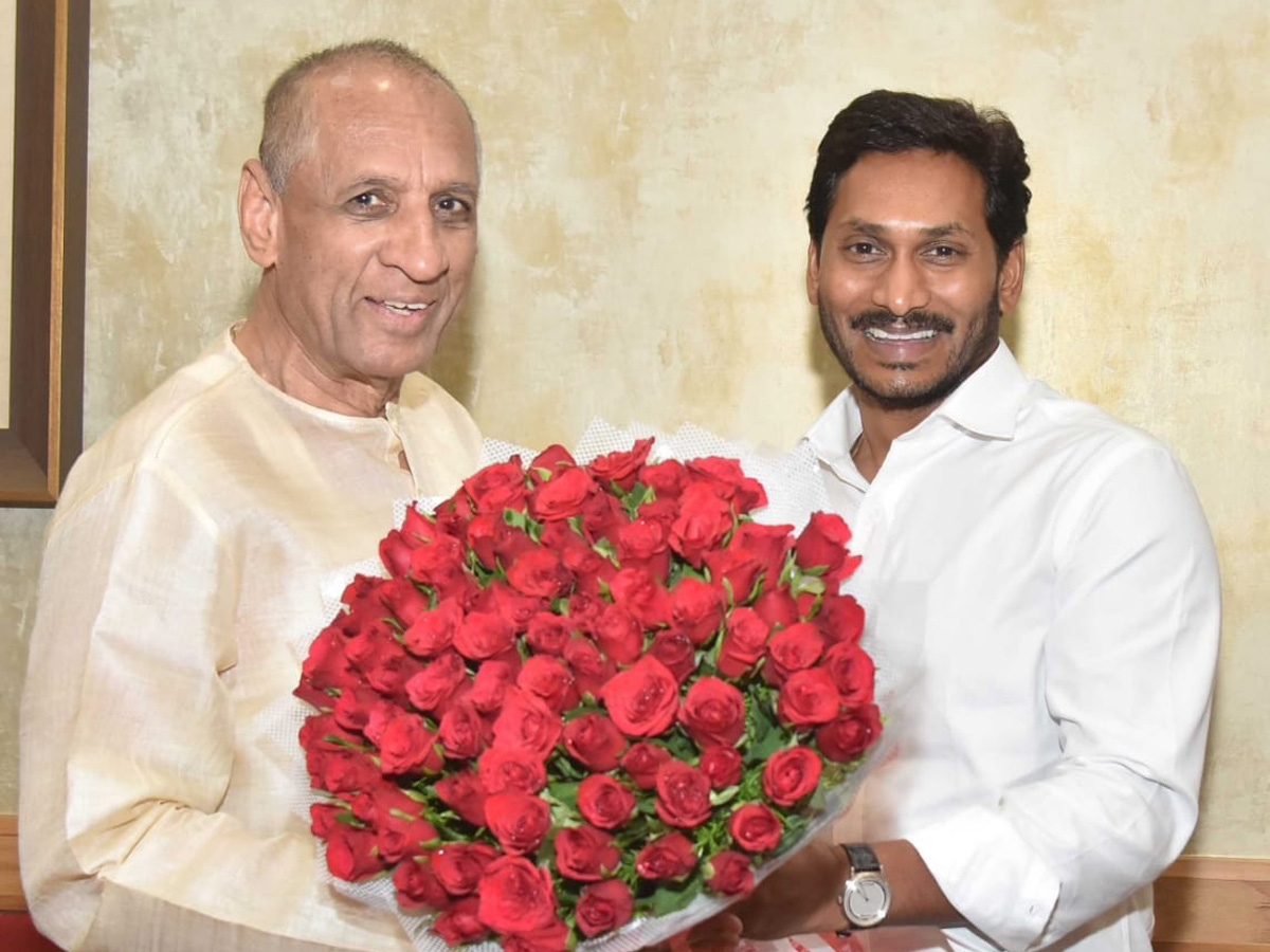 KCR AND YS Jagan To Attend Iftar Party At Raj Bhavan Photo Gallery - Sakshi5