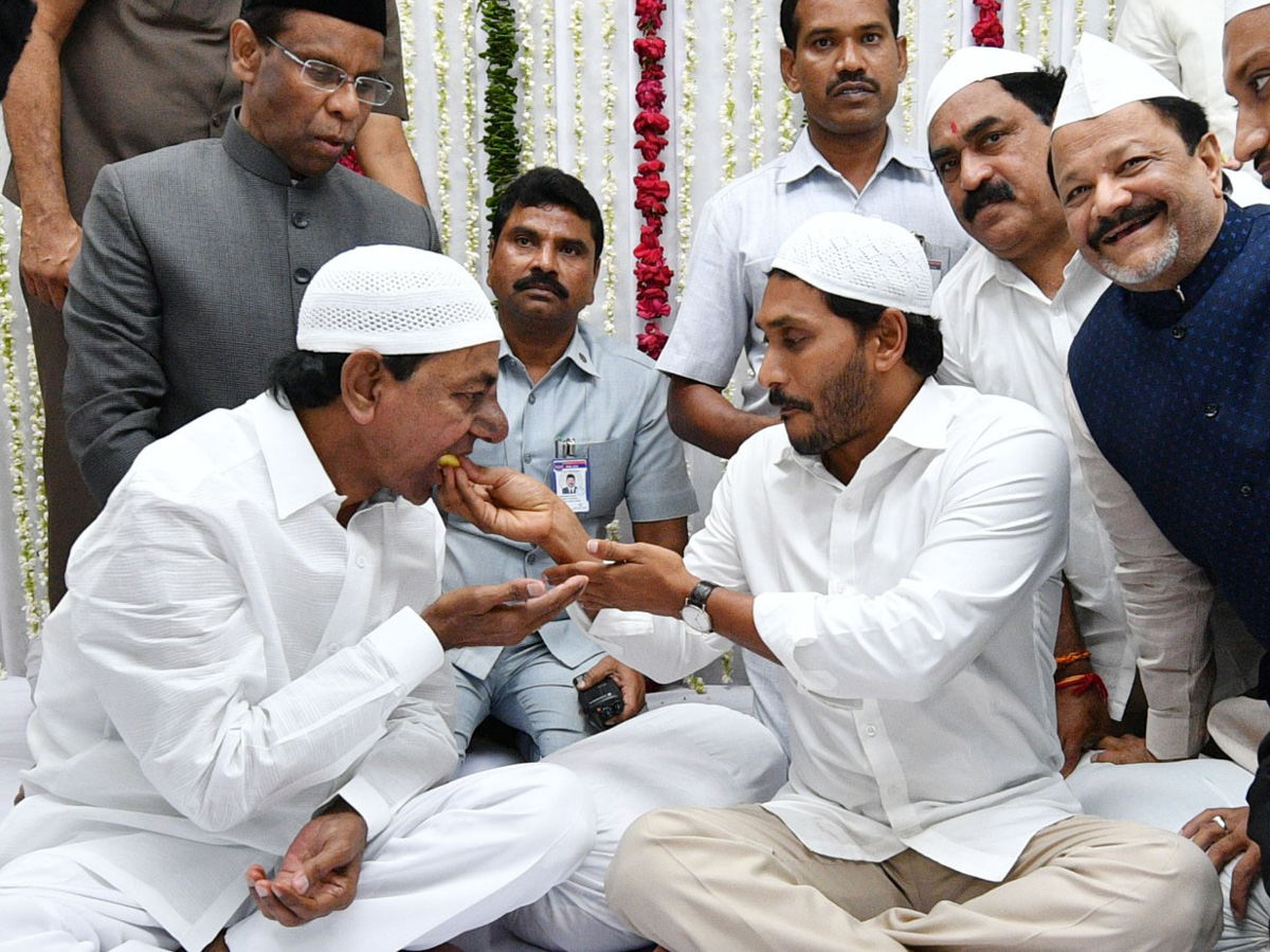 KCR AND YS Jagan To Attend Iftar Party At Raj Bhavan Photo Gallery - Sakshi7