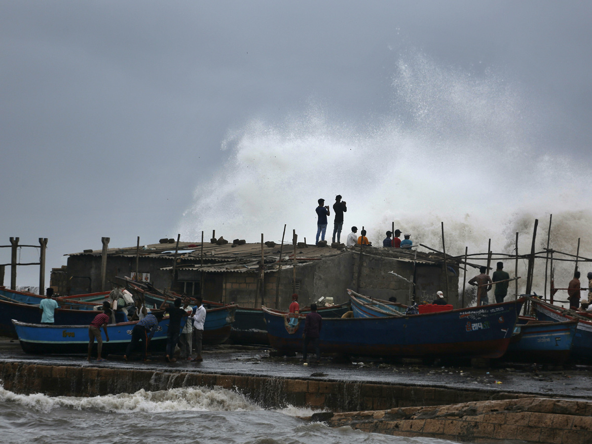 Cyclone Vayu Remains a Threat for Gujarats Photo Gallery - Sakshi14