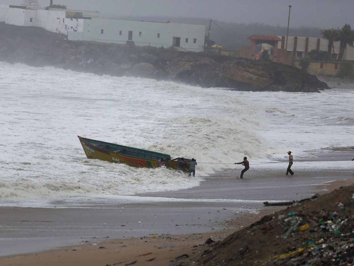 Cyclone Vayu Remains a Threat for Gujarats Photo Gallery - Sakshi22