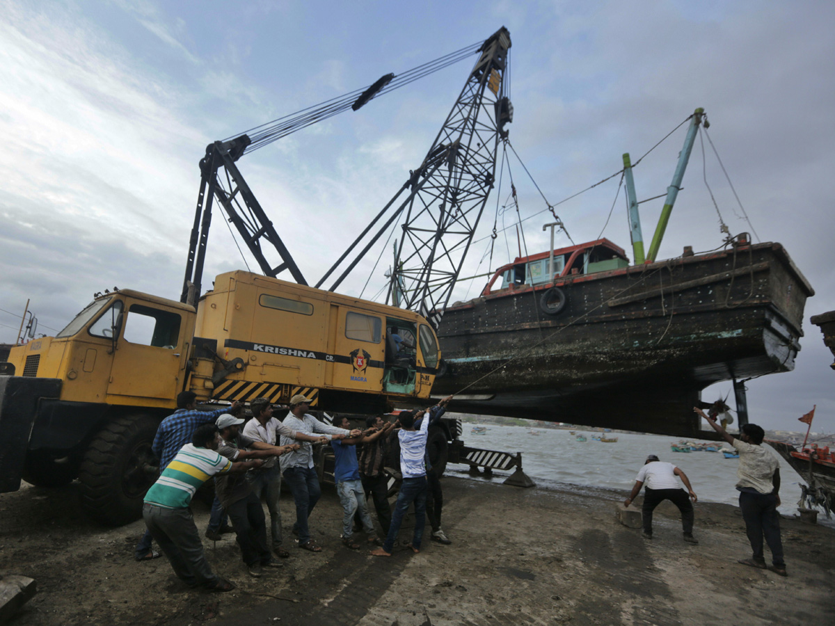 Cyclone Vayu Remains a Threat for Gujarats Photo Gallery - Sakshi8