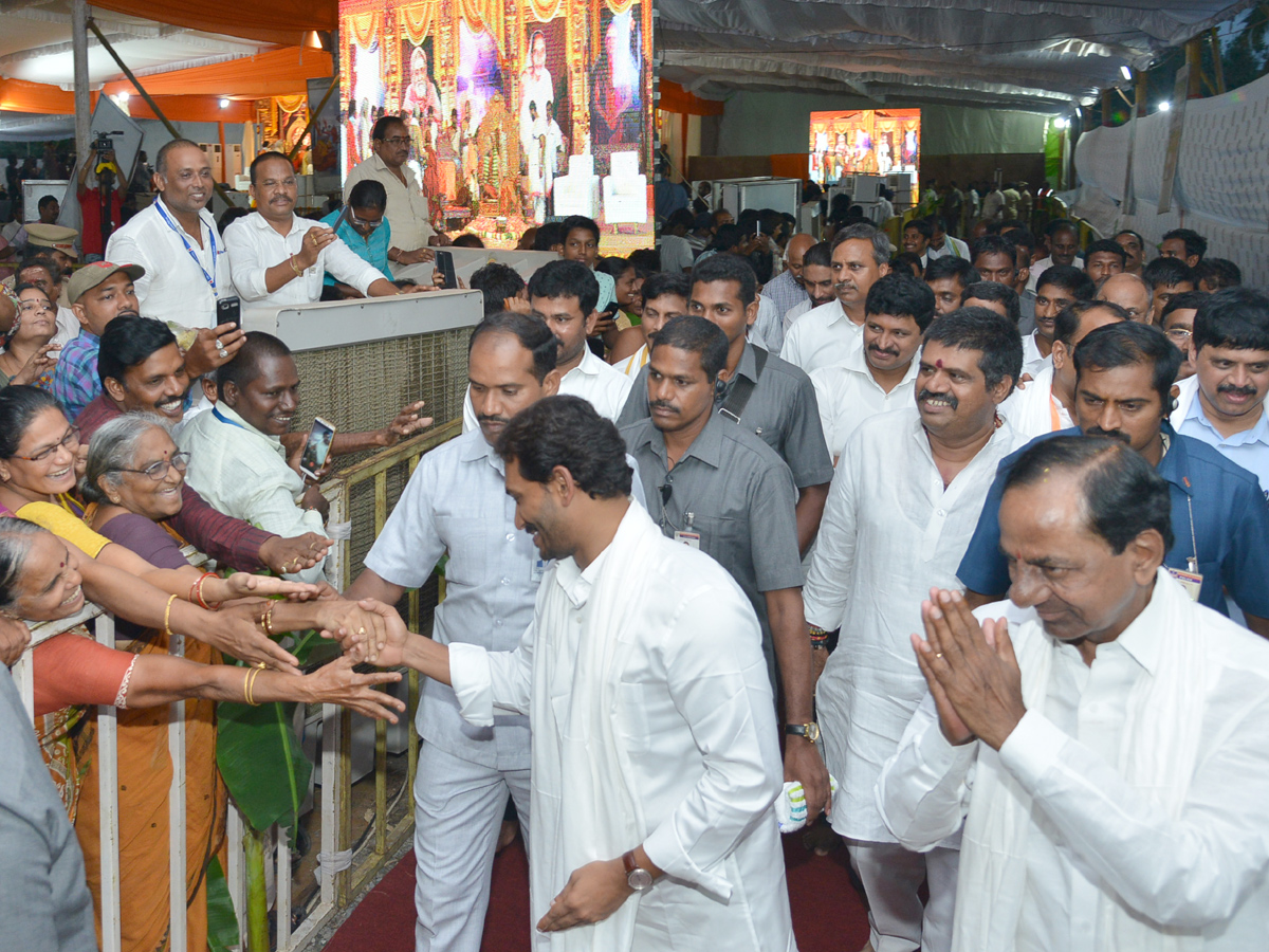 CMs KCR and Jagan attend Balaswamy Sanyasashrama Deeksha Photo Gallery - Sakshi3