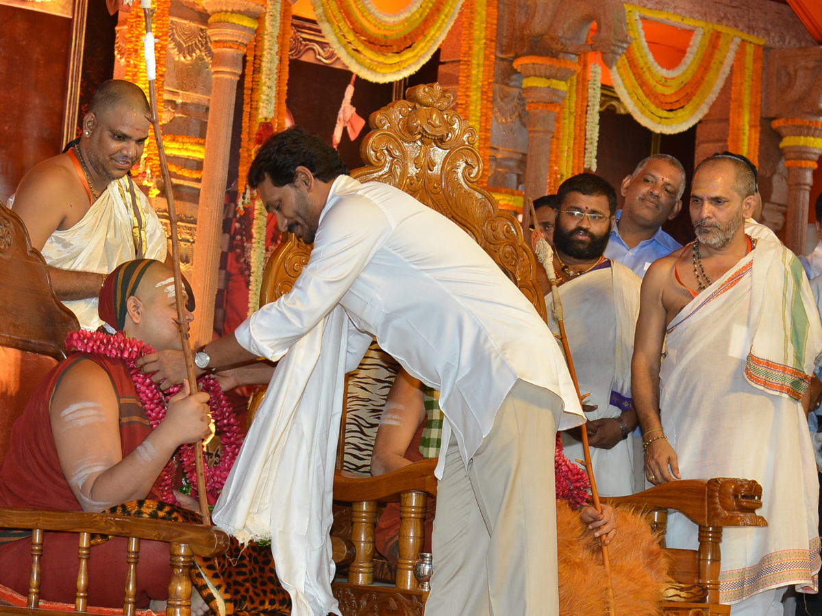 CMs KCR and Jagan attend Balaswamy Sanyasashrama Deeksha Photo Gallery - Sakshi12