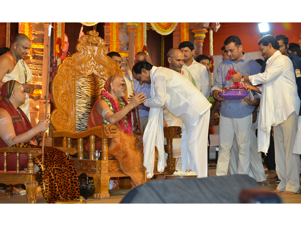 CMs KCR and Jagan attend Balaswamy Sanyasashrama Deeksha Photo Gallery - Sakshi13