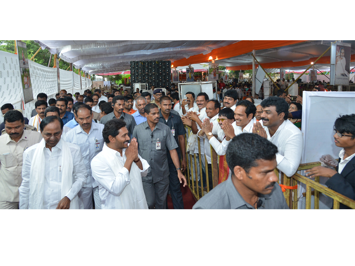 CMs KCR and Jagan attend Balaswamy Sanyasashrama Deeksha Photo Gallery - Sakshi14