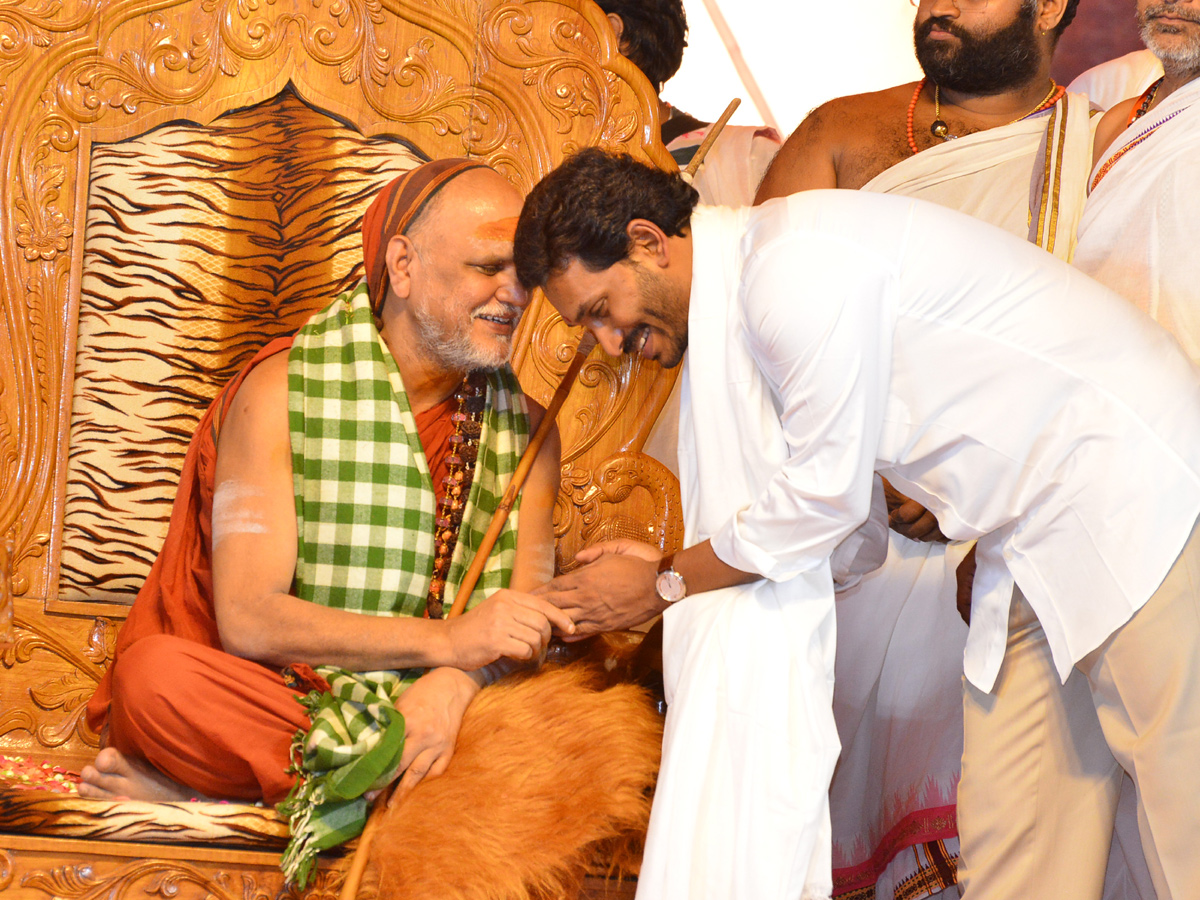 CMs KCR and Jagan attend Balaswamy Sanyasashrama Deeksha Photo Gallery - Sakshi15