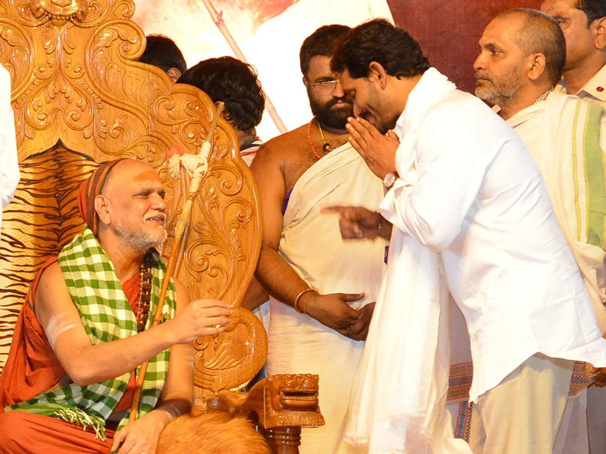 CMs KCR and Jagan attend Balaswamy Sanyasashrama Deeksha Photo Gallery - Sakshi16