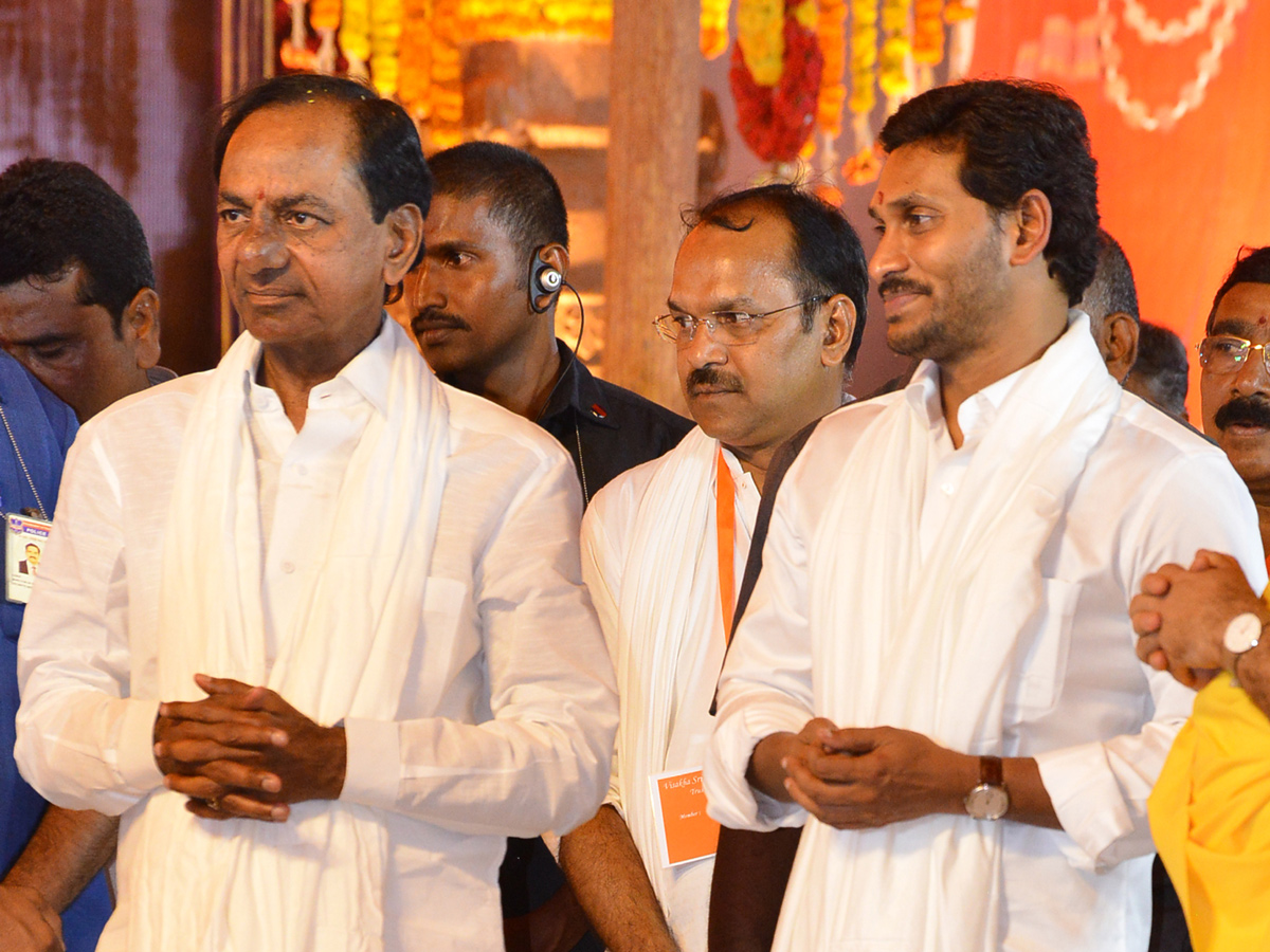 CMs KCR and Jagan attend Balaswamy Sanyasashrama Deeksha Photo Gallery - Sakshi17