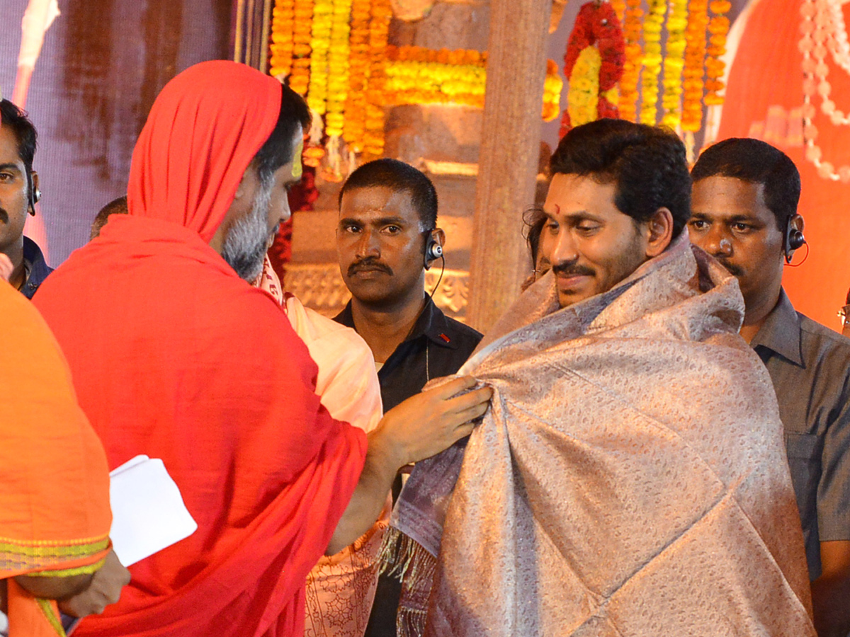 CMs KCR and Jagan attend Balaswamy Sanyasashrama Deeksha Photo Gallery - Sakshi18