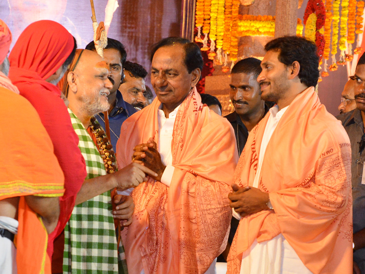 CMs KCR and Jagan attend Balaswamy Sanyasashrama Deeksha Photo Gallery - Sakshi19