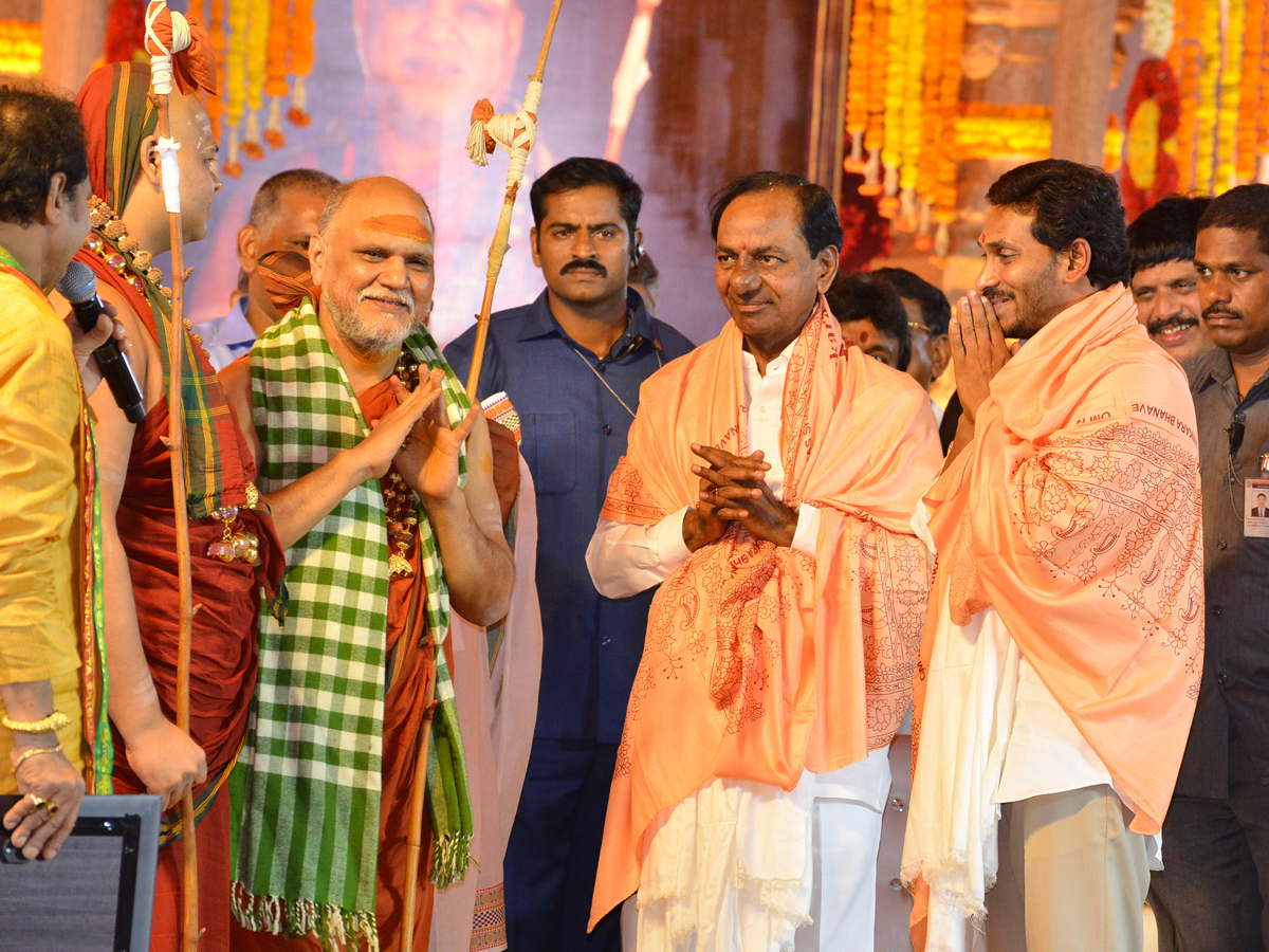 CMs KCR and Jagan attend Balaswamy Sanyasashrama Deeksha Photo Gallery - Sakshi20