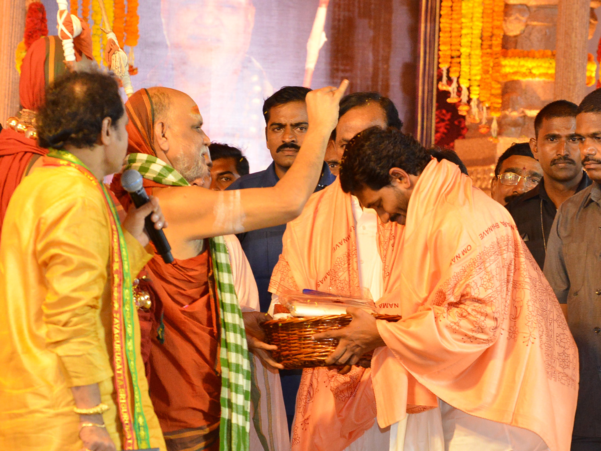 CMs KCR and Jagan attend Balaswamy Sanyasashrama Deeksha Photo Gallery - Sakshi21