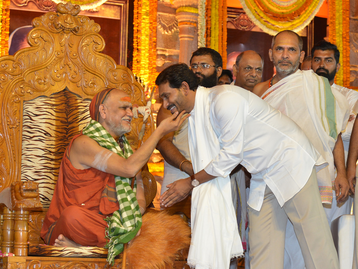 CMs KCR and Jagan attend Balaswamy Sanyasashrama Deeksha Photo Gallery - Sakshi4