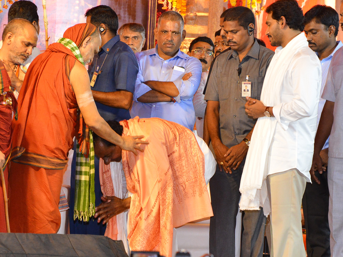 CMs KCR and Jagan attend Balaswamy Sanyasashrama Deeksha Photo Gallery - Sakshi23