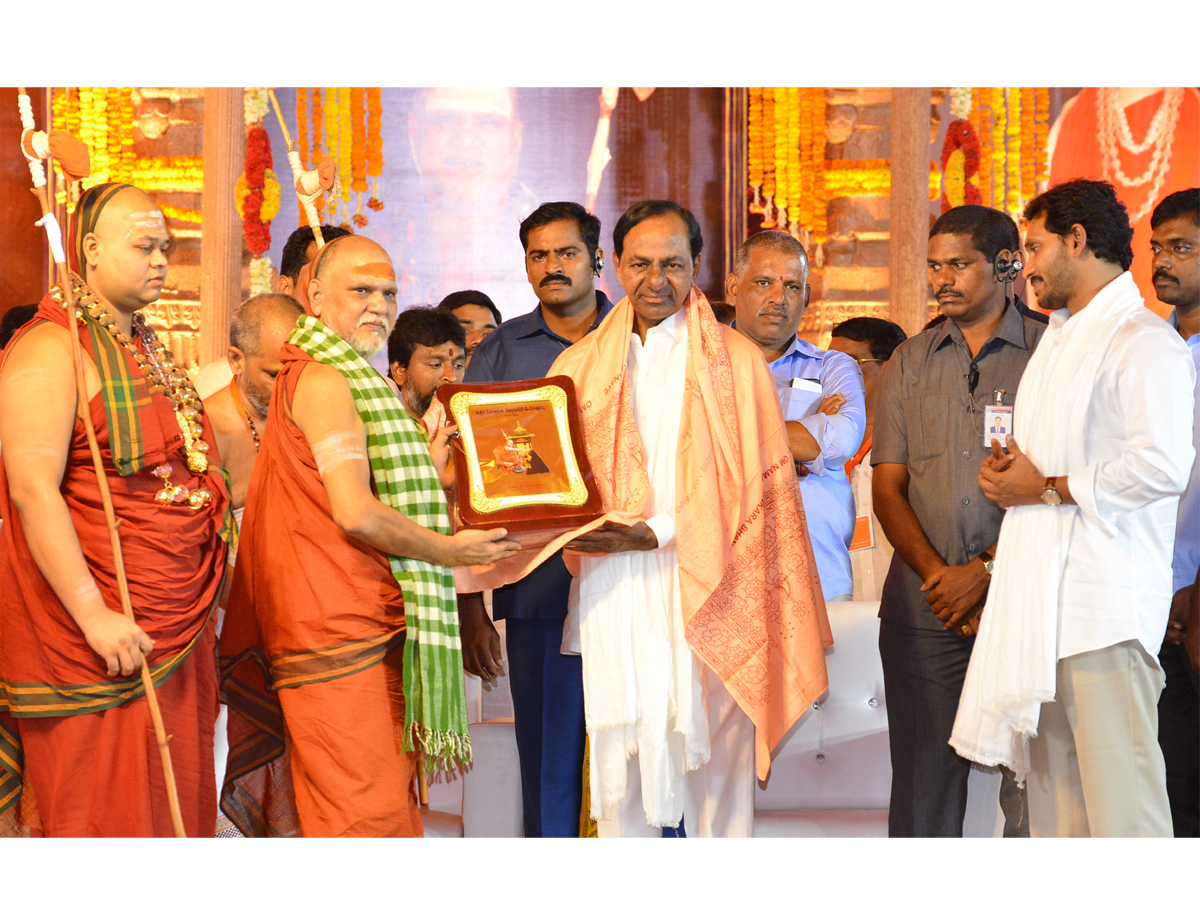 CMs KCR and Jagan attend Balaswamy Sanyasashrama Deeksha Photo Gallery - Sakshi2