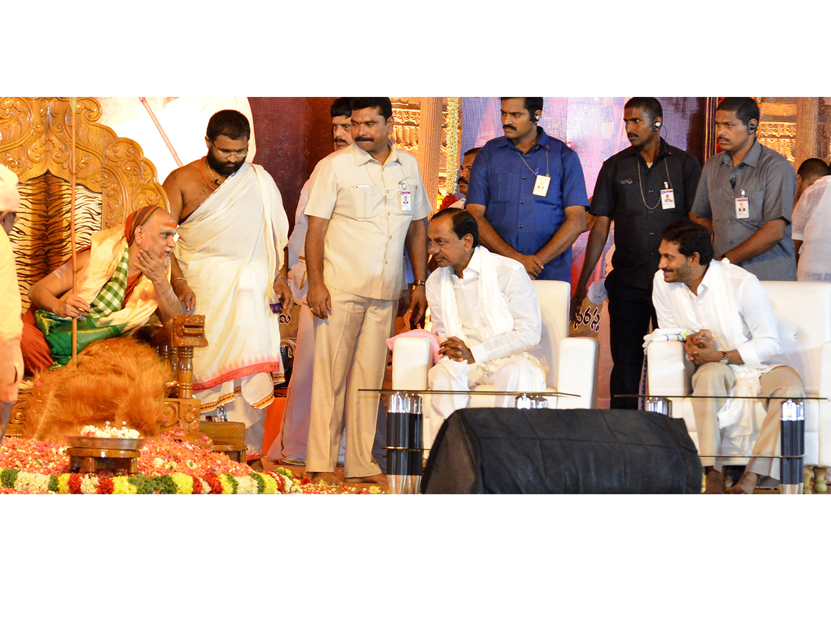 CMs KCR and Jagan attend Balaswamy Sanyasashrama Deeksha Photo Gallery - Sakshi25