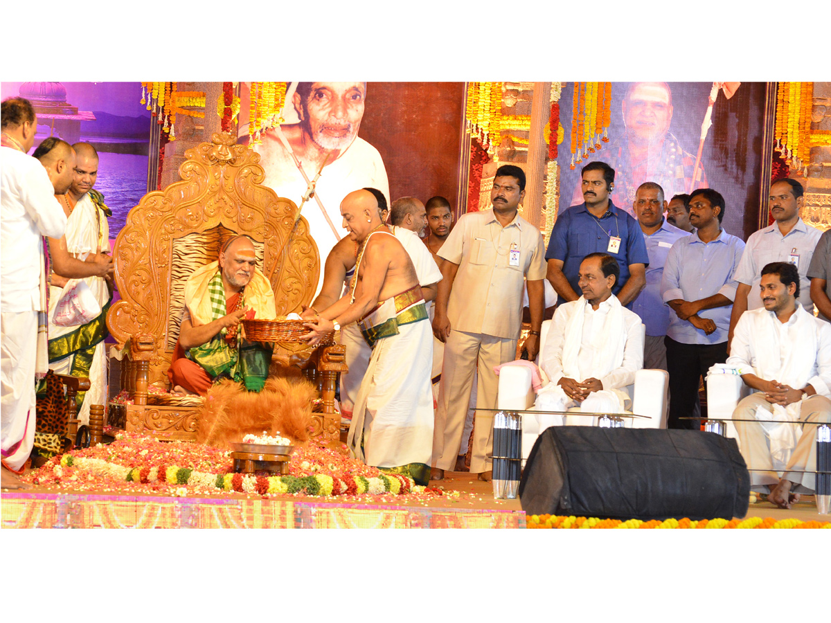 CMs KCR and Jagan attend Balaswamy Sanyasashrama Deeksha Photo Gallery - Sakshi26