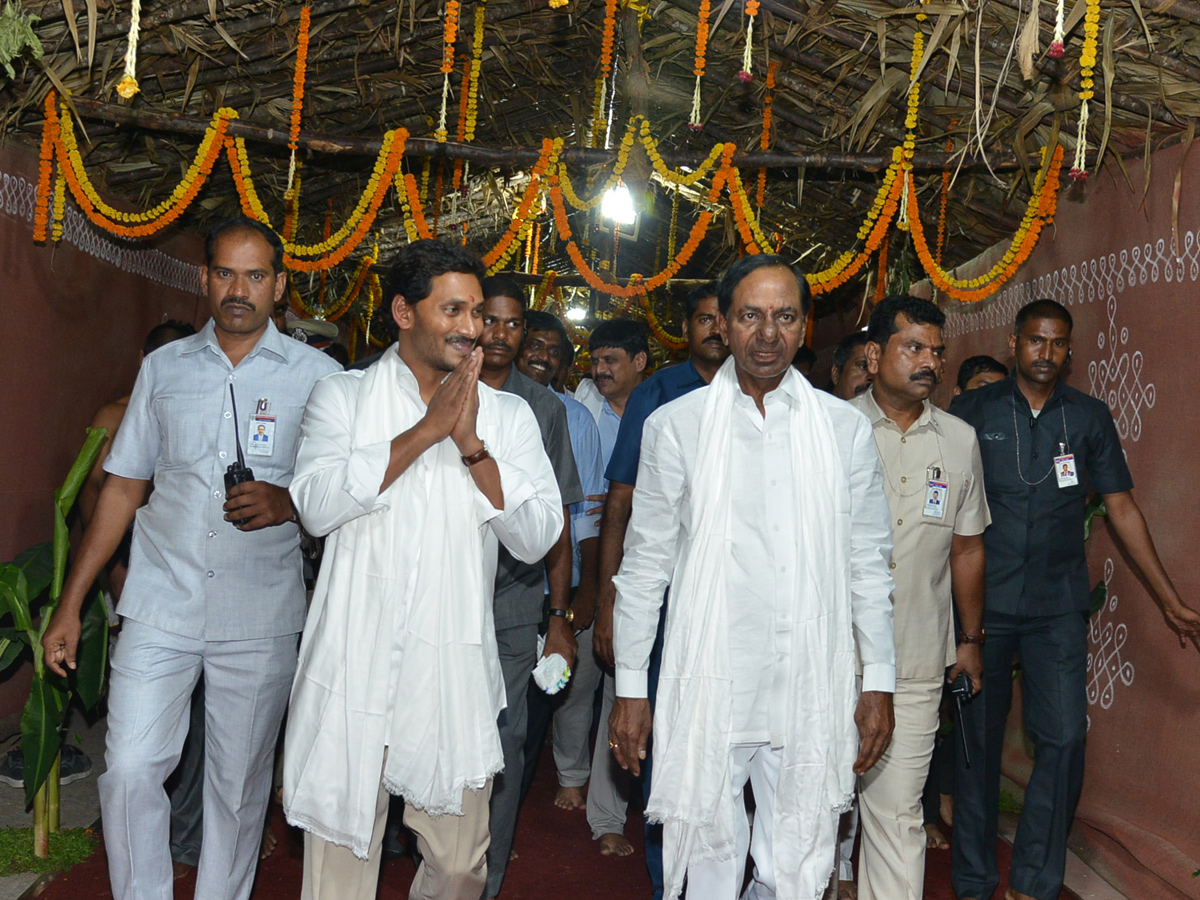 CMs KCR and Jagan attend Balaswamy Sanyasashrama Deeksha Photo Gallery - Sakshi29