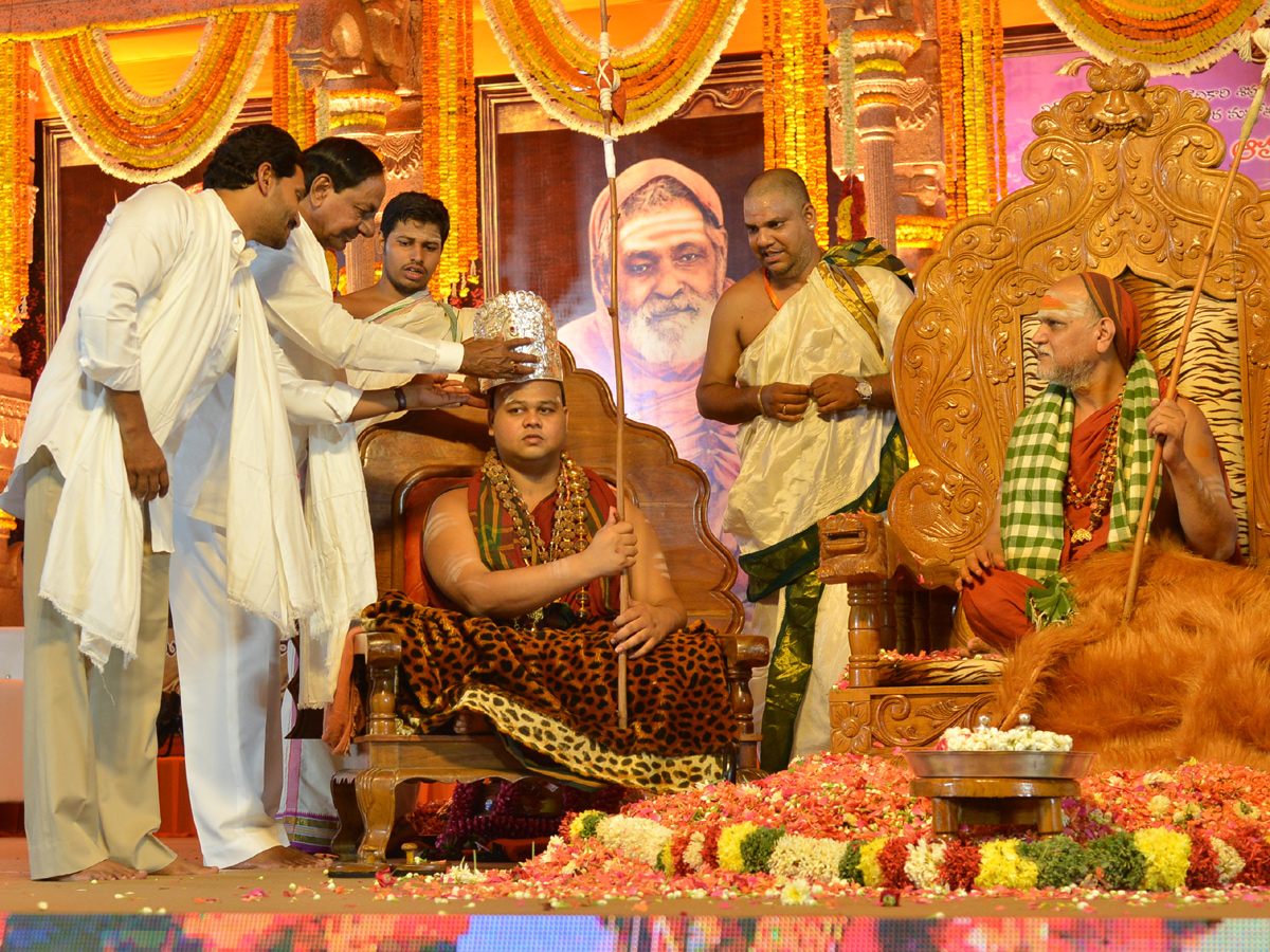 CMs KCR and Jagan attend Balaswamy Sanyasashrama Deeksha Photo Gallery - Sakshi6