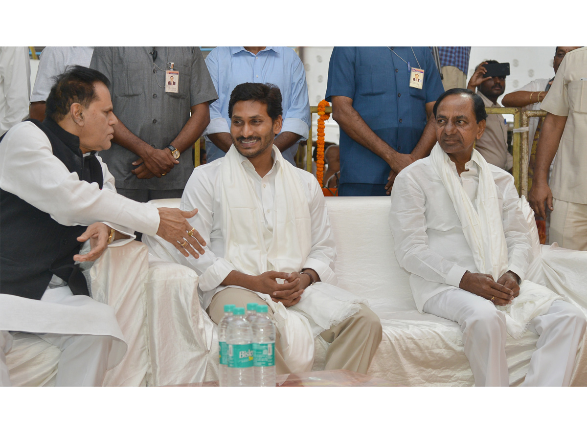 CMs KCR and Jagan attend Balaswamy Sanyasashrama Deeksha Photo Gallery - Sakshi9