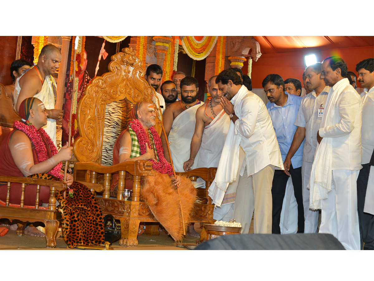 CMs KCR and Jagan attend Balaswamy Sanyasashrama Deeksha Photo Gallery - Sakshi10