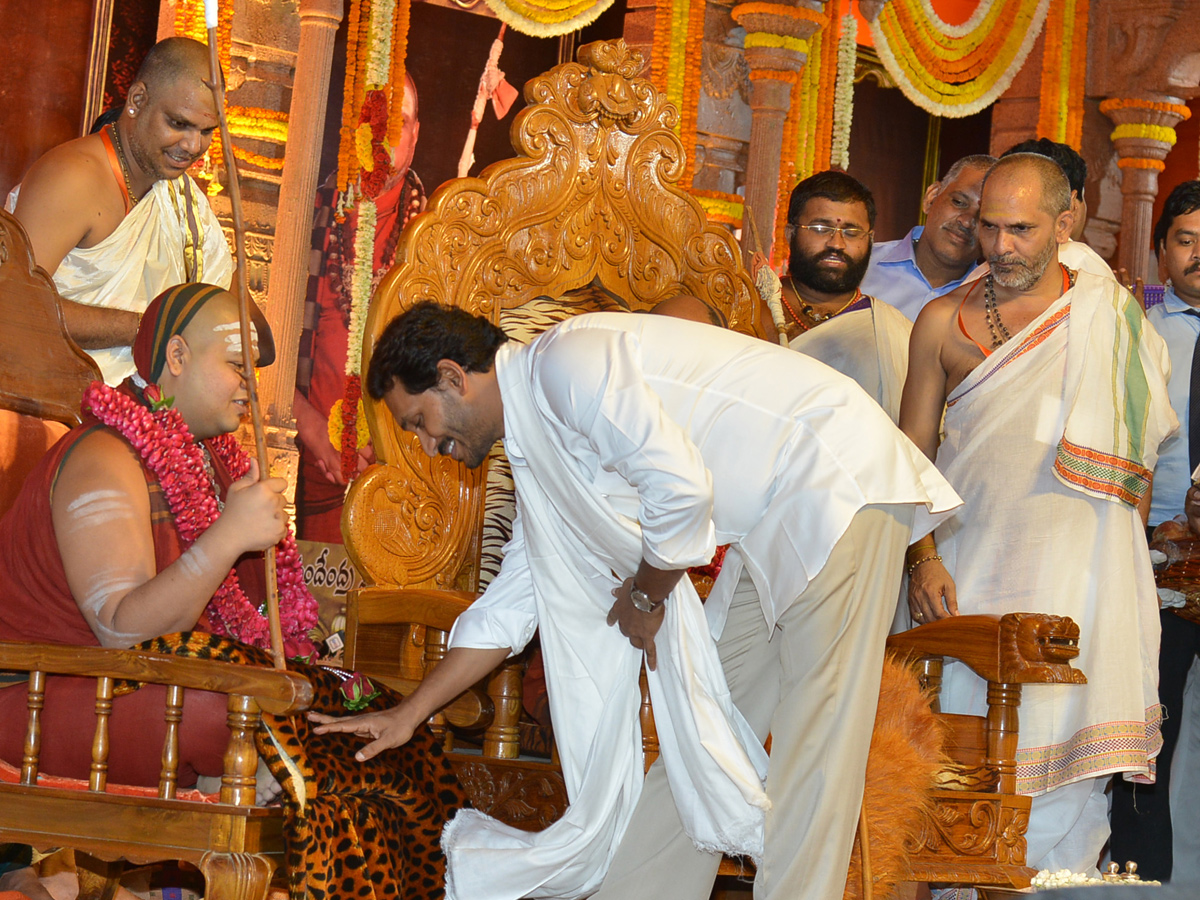 CMs KCR and Jagan attend Balaswamy Sanyasashrama Deeksha Photo Gallery - Sakshi11