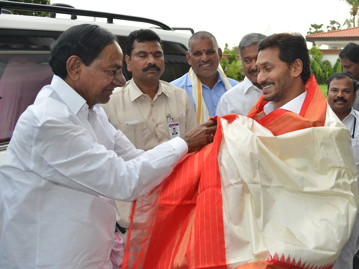 KCR invites YS jagan as chief guest for Kaleshwaram project inauguration Photo Gallery - Sakshi5