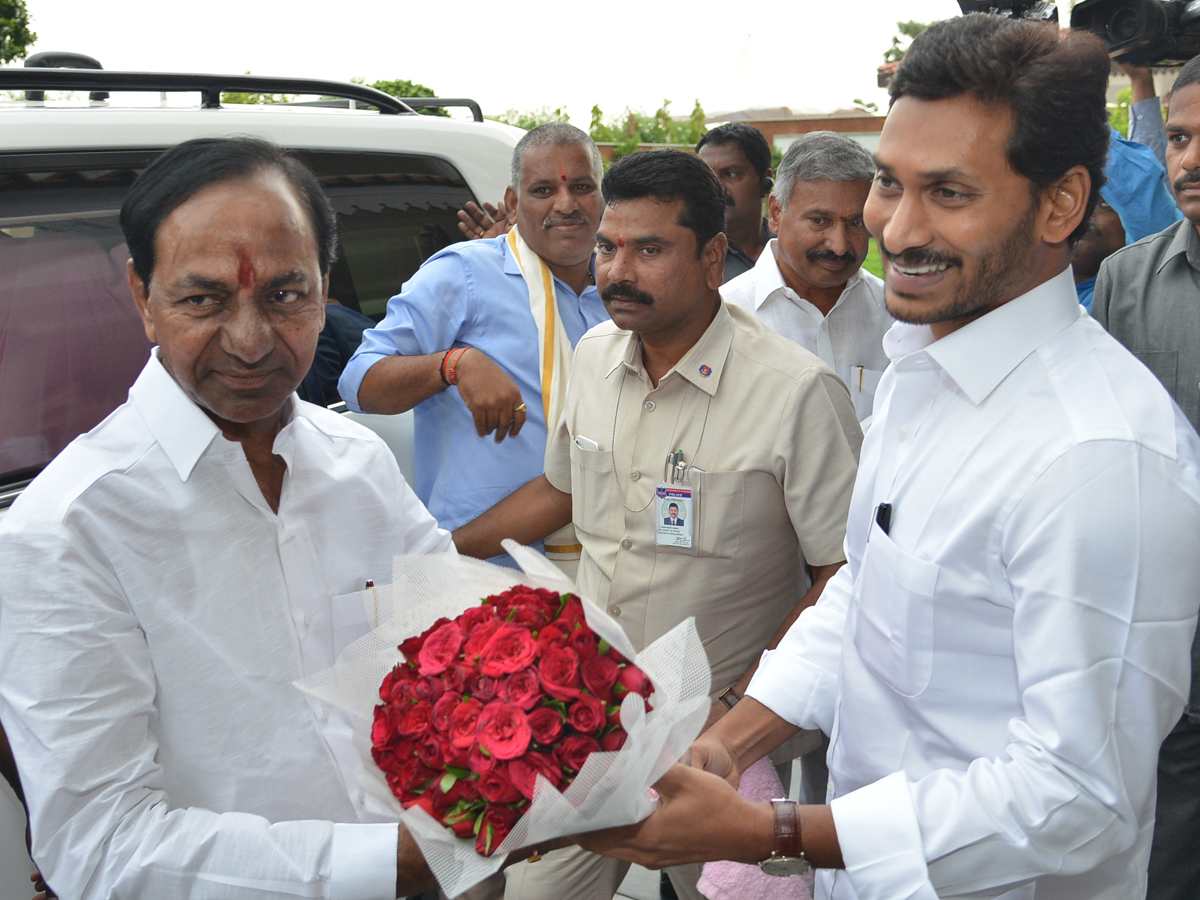 KCR invites YS jagan as chief guest for Kaleshwaram project inauguration Photo Gallery - Sakshi1