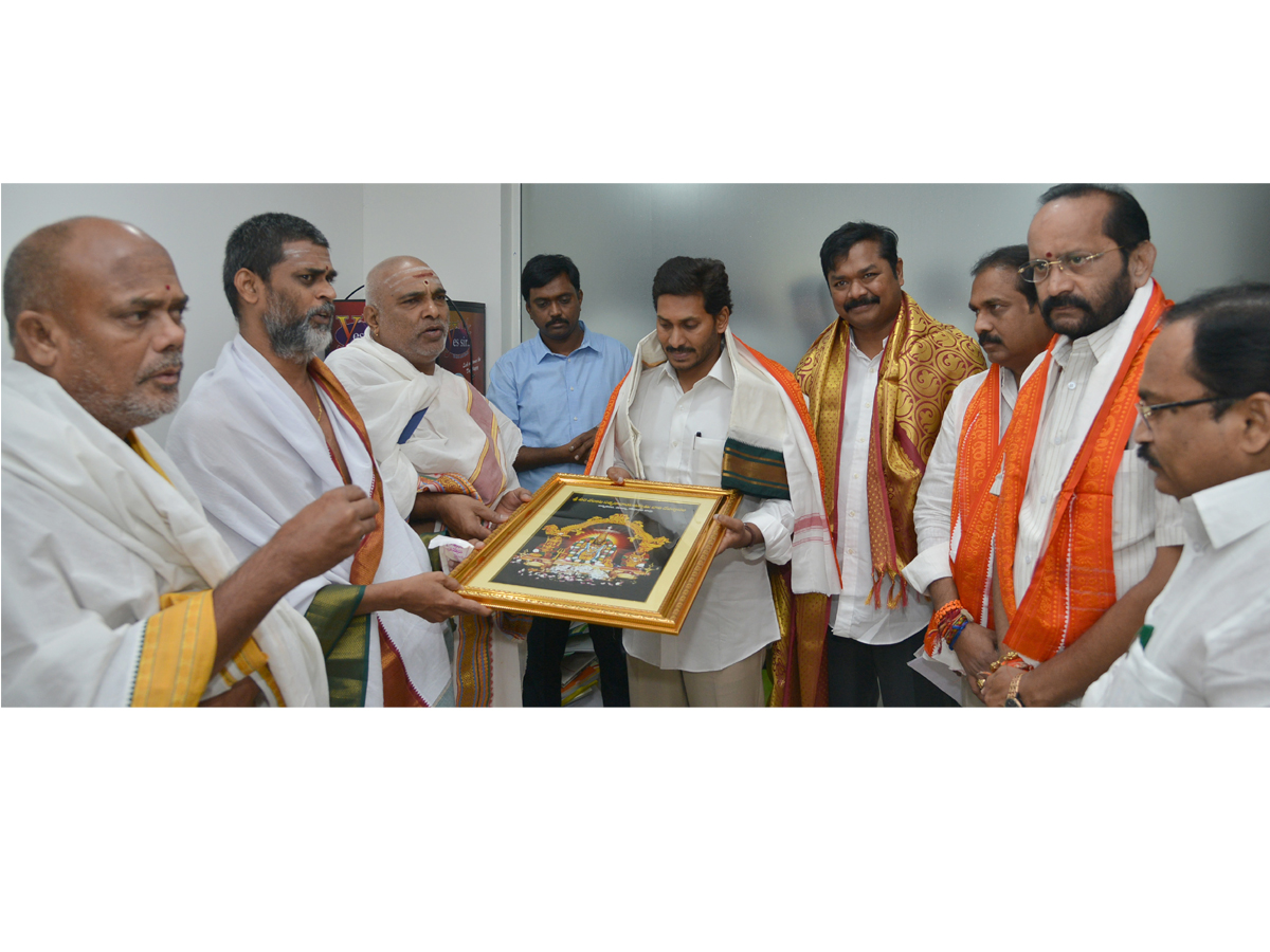 KCR invites YS jagan as chief guest for Kaleshwaram project inauguration Photo Gallery - Sakshi7