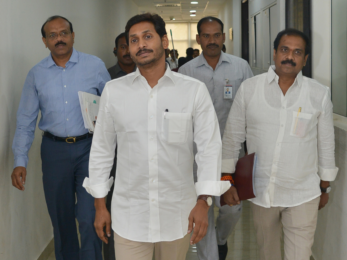 KCR invites YS jagan as chief guest for Kaleshwaram project inauguration Photo Gallery - Sakshi8