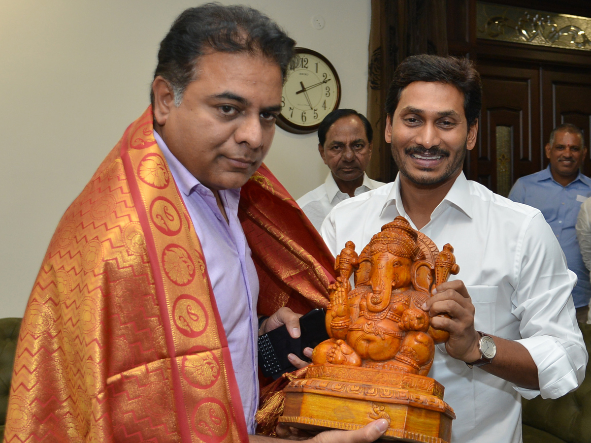 KCR invites YS jagan as chief guest for Kaleshwaram project inauguration Photo Gallery - Sakshi9