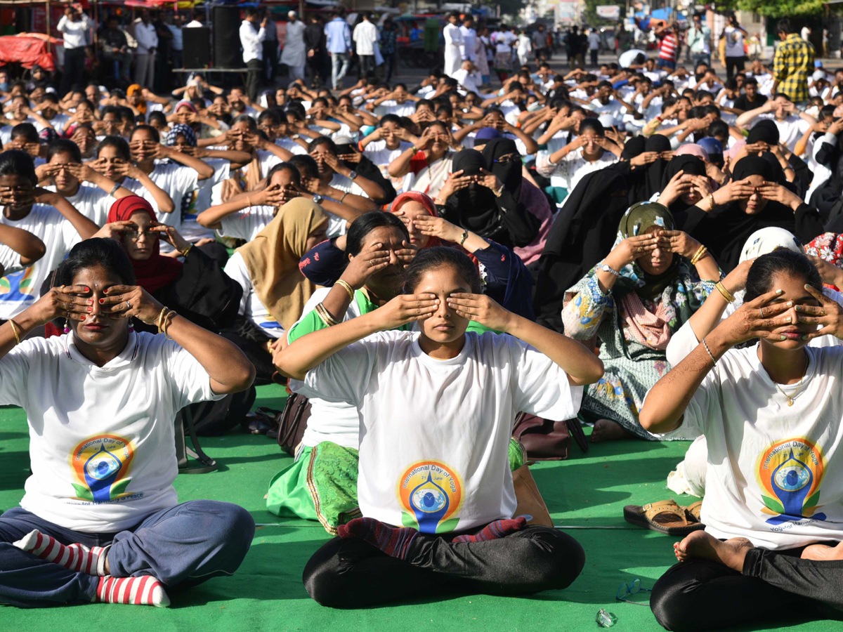 5 INTERNATIONAL DAY OF YOGA CELEBRATED AT CHARMINAR Photo Gallery - Sakshi11