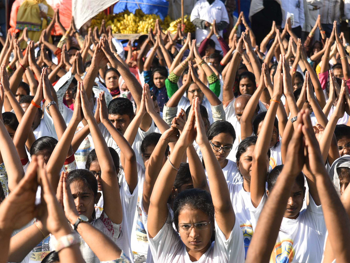 5 INTERNATIONAL DAY OF YOGA CELEBRATED AT CHARMINAR Photo Gallery - Sakshi13