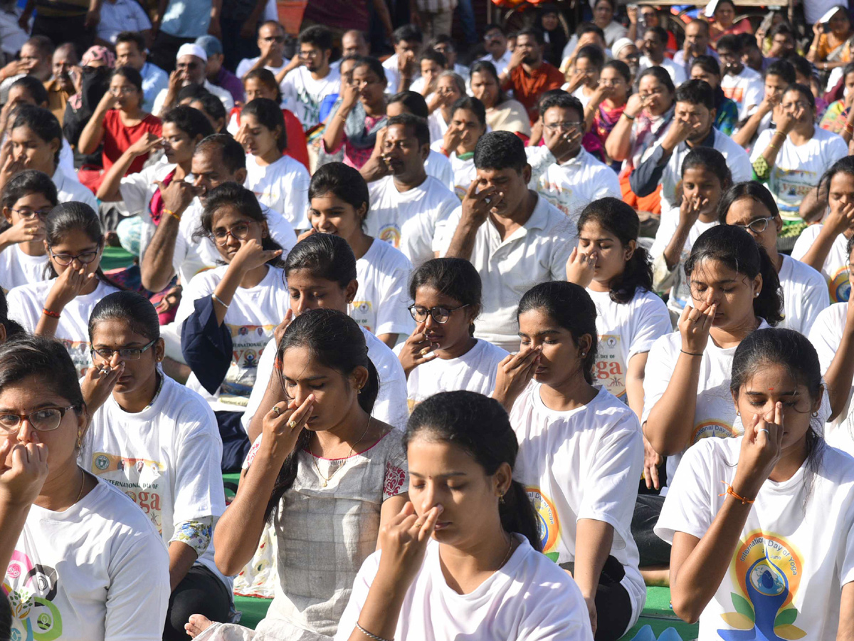 5 INTERNATIONAL DAY OF YOGA CELEBRATED AT CHARMINAR Photo Gallery - Sakshi15