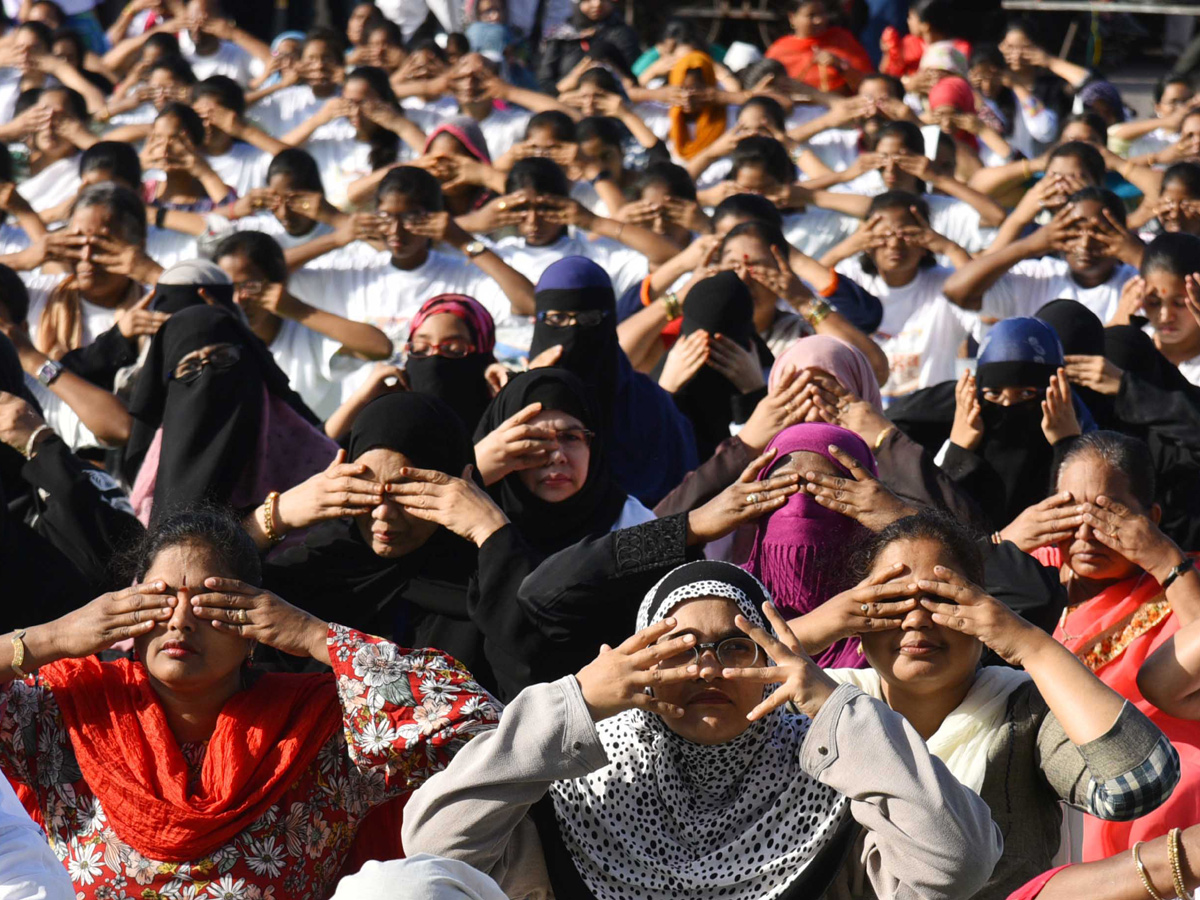 5 INTERNATIONAL DAY OF YOGA CELEBRATED AT CHARMINAR Photo Gallery - Sakshi16