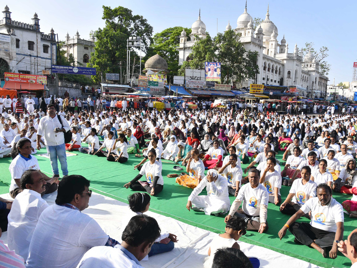 5 INTERNATIONAL DAY OF YOGA CELEBRATED AT CHARMINAR Photo Gallery - Sakshi17