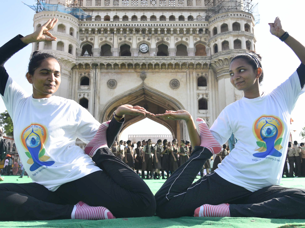 5 INTERNATIONAL DAY OF YOGA CELEBRATED AT CHARMINAR Photo Gallery - Sakshi4