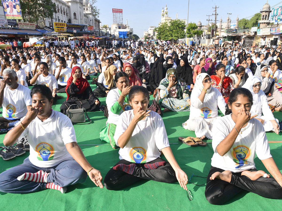 5 INTERNATIONAL DAY OF YOGA CELEBRATED AT CHARMINAR Photo Gallery - Sakshi6