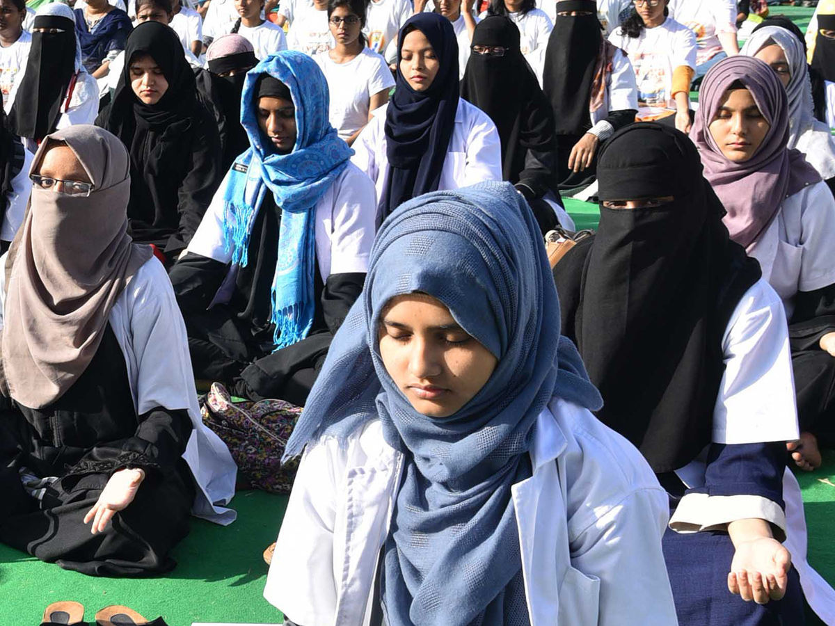 5 INTERNATIONAL DAY OF YOGA CELEBRATED AT CHARMINAR Photo Gallery - Sakshi7