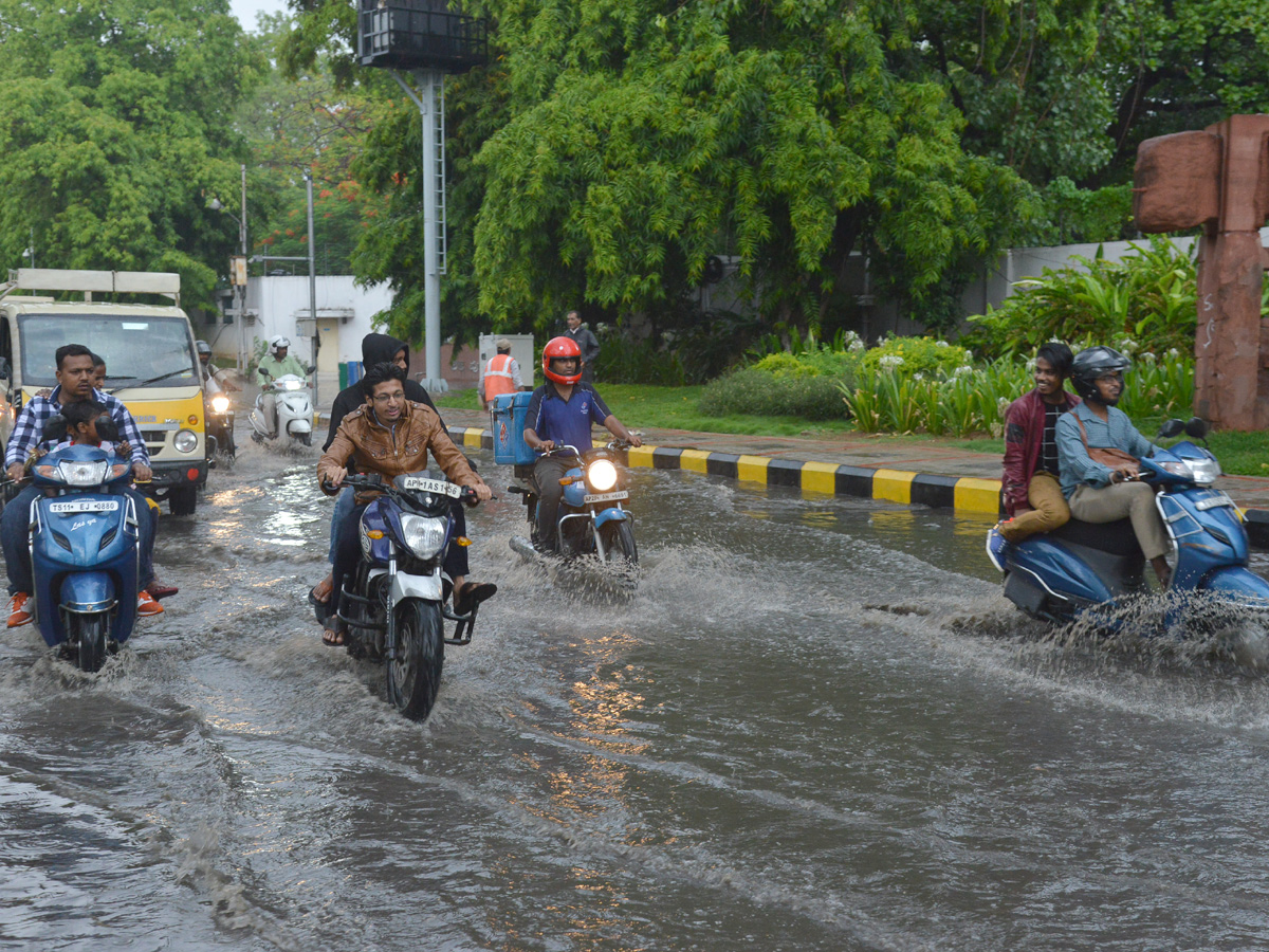 heavy rains in hyderabad Photo Gallery - Sakshi12