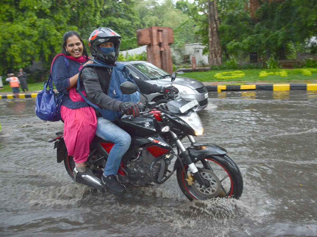 heavy rains in hyderabad Photo Gallery - Sakshi10