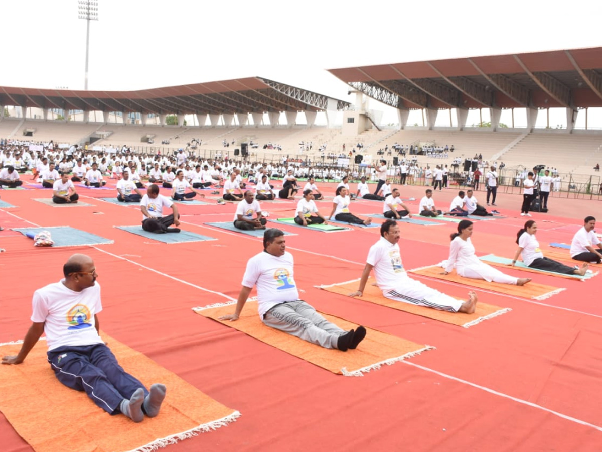 international yoga day hyderabad Photo Gallery - Sakshi5